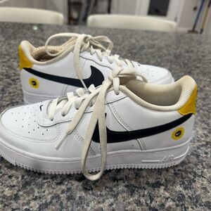 Nike Kids White and Black Sneakers with Yellow Accents! Size 7 youth